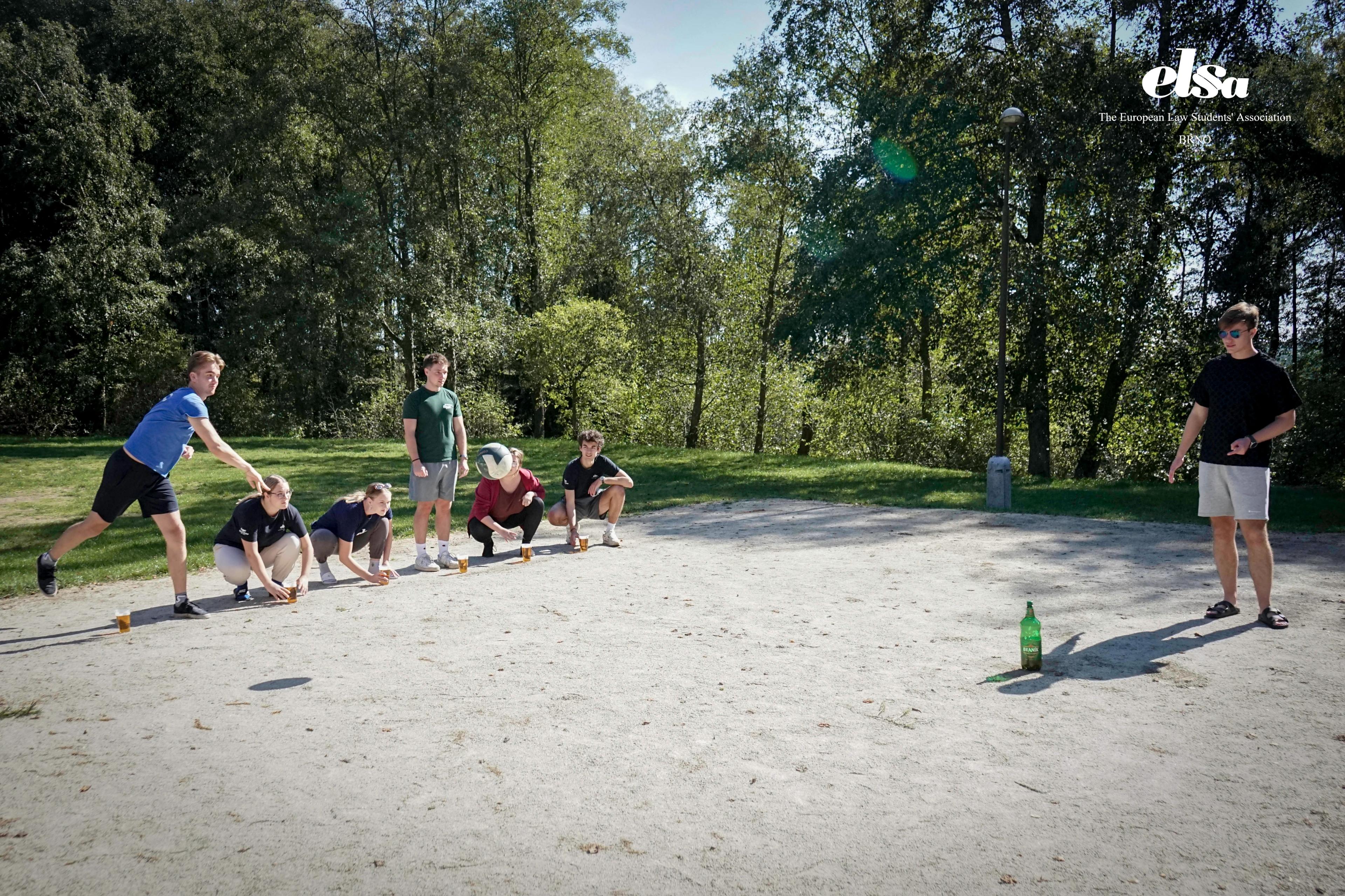 Týmová sportovní hra během programu Cikháje
