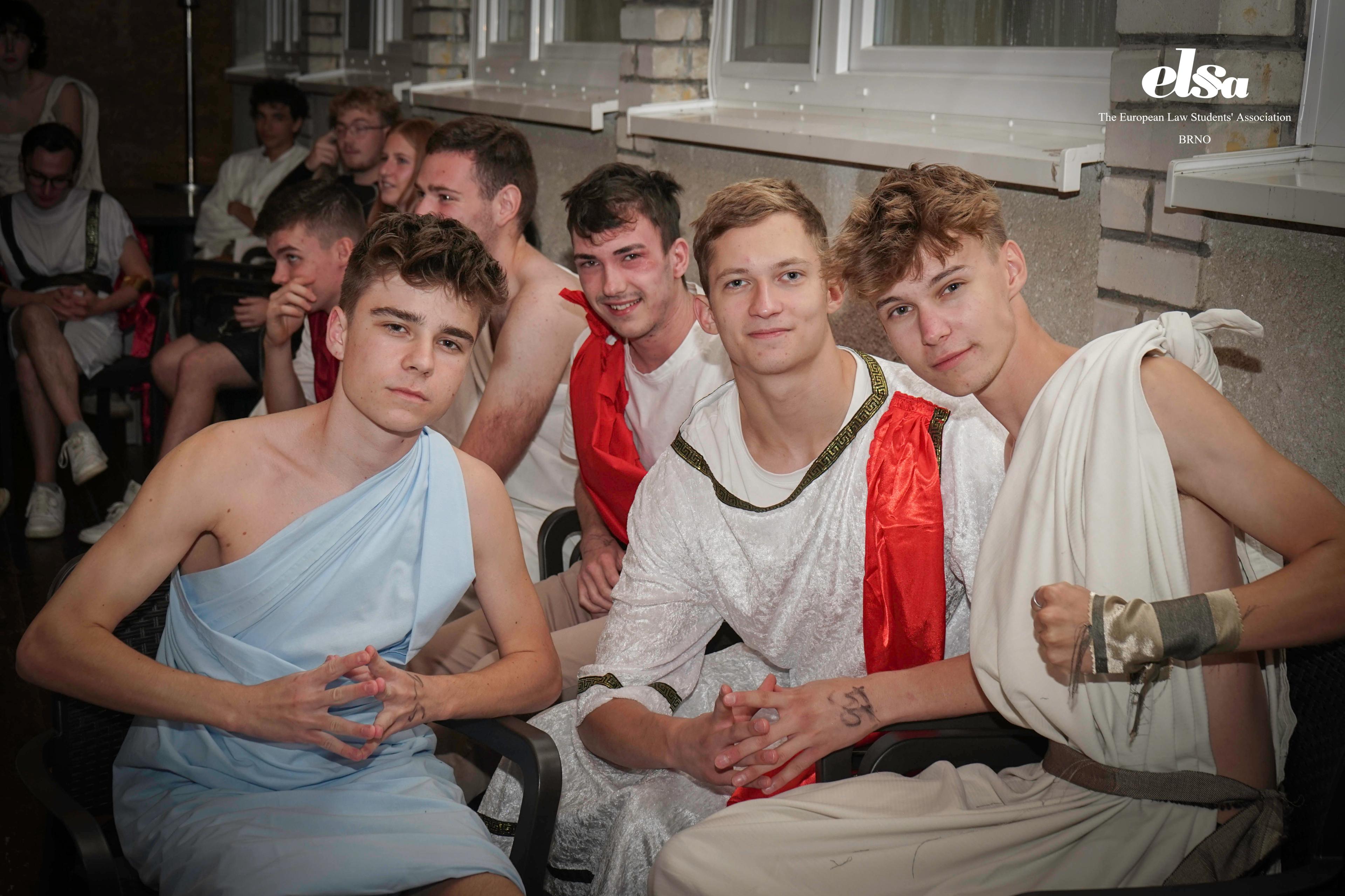 Studenti během tematického večera na Cikháji